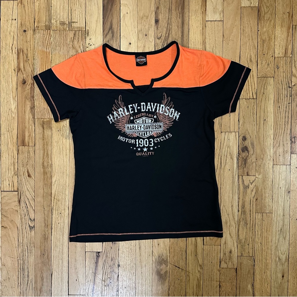 New and Unworn Harley-Davidson Black and Orange Winged V-Neck Tee size Medium